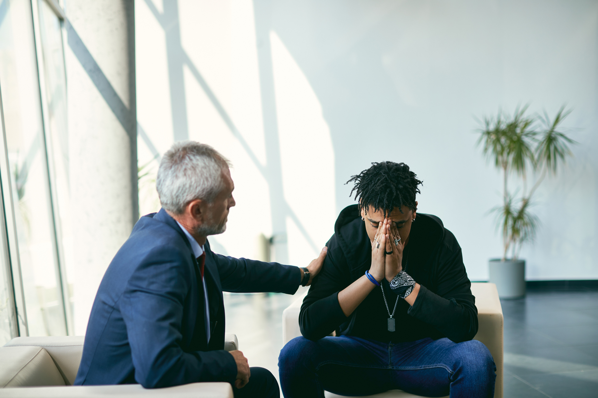 therapist discussing alcohol addiction with man